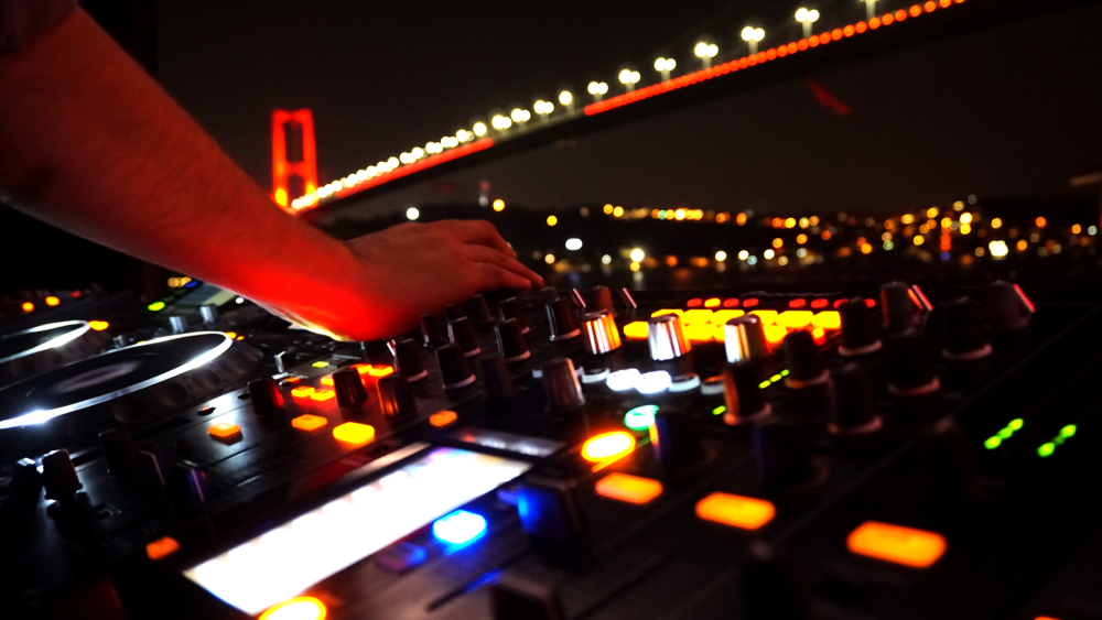 Where to Find the Best Nightlife in Istanbul: Clubs and Bars